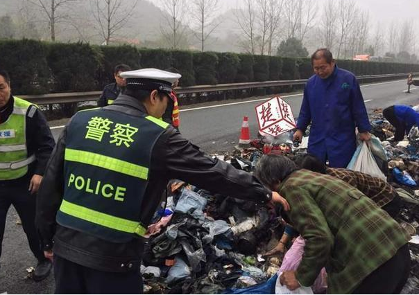 　　不少附近的村民们跑来“淘宝”捡漏。民警在现场维持秩序，但看样子根本拦不住啊。