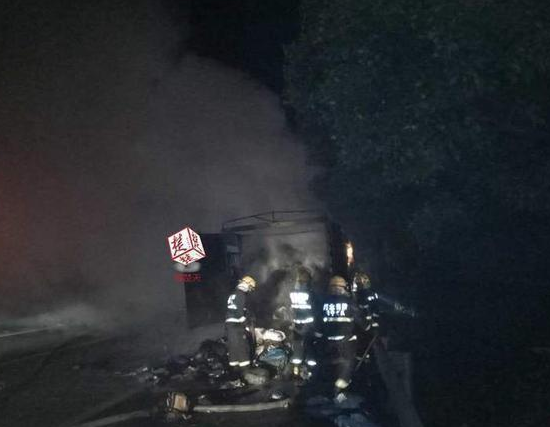 　　据货车司机介绍，此车是由快递公司从深圳发往武汉的货车，早上从深圳出发，本来马上就能到达武汉，没想到行驶到京港澳高速1277KM处出现了意外。等消防队员将火扑灭了，但车上的这一千多件快递已基本烧毁。所幸的是车辆驾驶员及乘客迅速逃离，并未受伤。