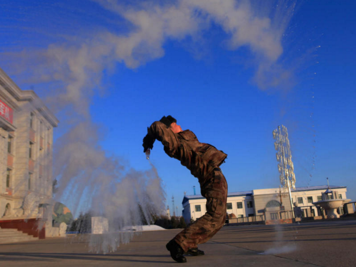 　　“泼水成冰”是国外开始流行的视觉“冰上娱乐”。拍摄成功的主要因素就是必须得冷，气温低到一定的程度，才能拍摄出液体水瞬间秒变冰箭的效果。