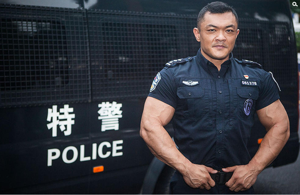 后来曲祖毅参加健美大赛，也练就了一身异于常人的肌肉。他提倡的健身也带动了在南山机训大队的同事们。