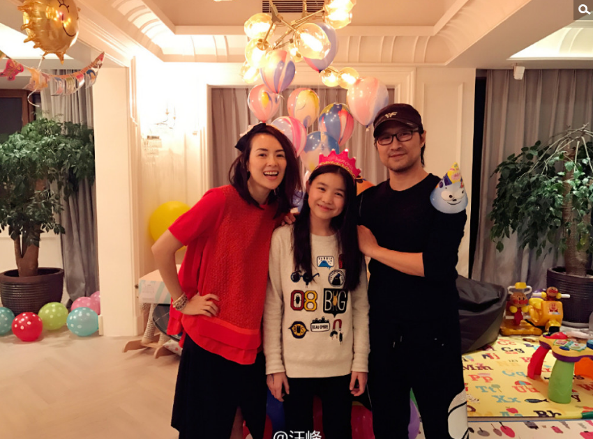 11月25日，汪峰晒出与章子怡为女儿庆生的照片，一家四口叠手切蛋糕，场面好温馨。