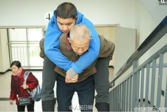 　　从小学开始，一家人推着轮椅、背着他上学，楼梯再高、道路再远，家人十几年如一日未曾放弃。