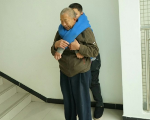 大学生因患病行动不便 家人轮流背其上学