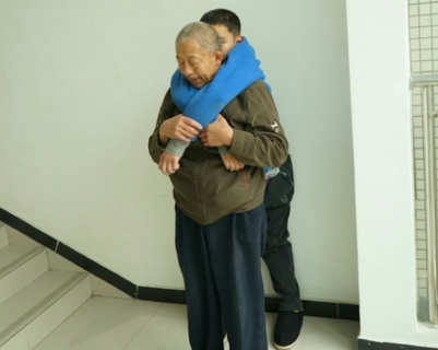 　　成都理工大学2016级学生贺铃峻因患有进行性肌营养不良症导致行动不便。