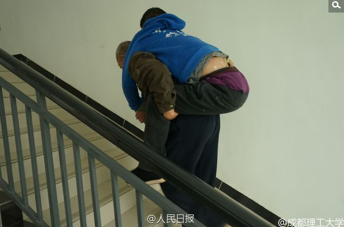 　　家人轮流背其上学。