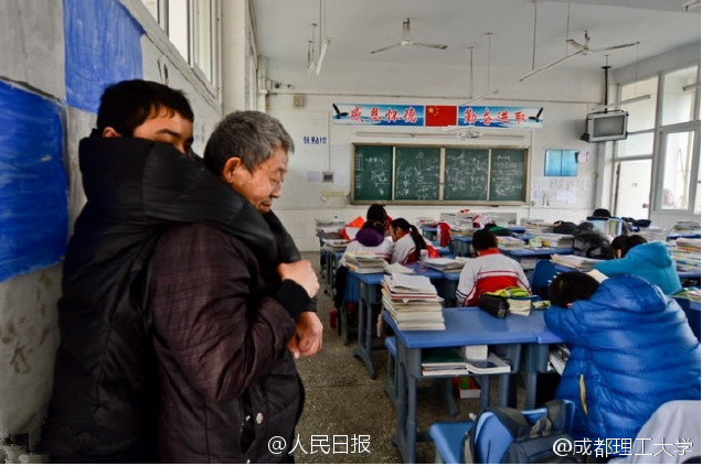 　　成都理工大学2016级学生贺铃峻。