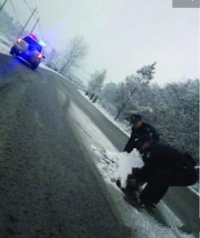 2名民警这样扫雪 “惹怒”公安局长
