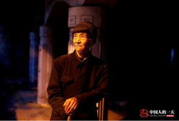 八旬老人栖身拆迁房 为尊严而活