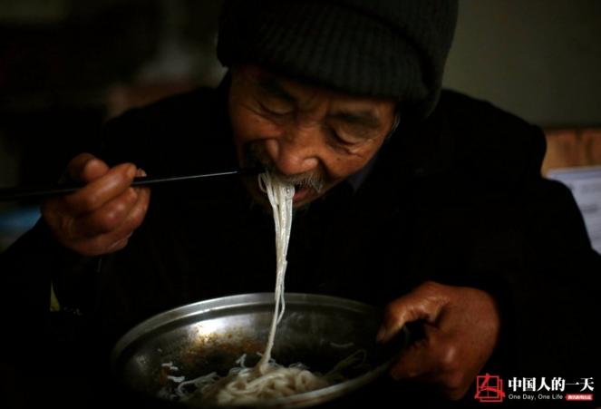 　　老人说，天冷了，煮碗素面要倒两次酒精才能煮熟。面条煮好后，老人端着锅吃，把锅底刮得干干净净。