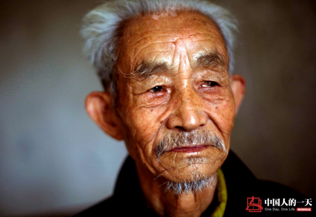 　　老人说，老伴还住在家里的老房子里，那房子漏雨漏得厉害。儿子在外务工，很少管他，女儿已经出嫁，他在这里每天靠卖点辣椒和小毛鱼为生。这几天买的人少，每天能赚10几元就算不错了。