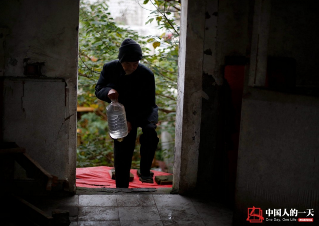 　　老人的栖身处无水无电，他每天用装菜油的塑料桶打水，来回一次很吃力，累得直喘气。