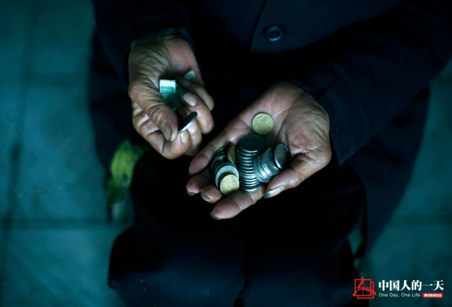 　　下午4点多，老人回到拆迁房，整理卖菜的钱。老人说，十多天前，他放在枕头下的150元被人偷走了，因为这件事他难过了好几天。老人说，等到攒足500元的时候，他就回家与老伴过年。