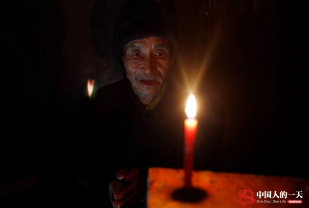 　　入睡前，老人简单擦洗后，双手合十，虔诚地念着“阿弥陀佛”圣号，让诺大的拆迁房显得安宁、静谧。