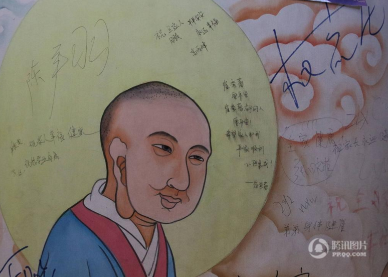 　　日前，向游客免费开放的山东省无棣县大觉寺海丰塔内壁遭到游客涂鸦，几乎每一层内墙壁都被刻满了情话和祝福语，连墙壁装饰的佛像图画都不能幸免。