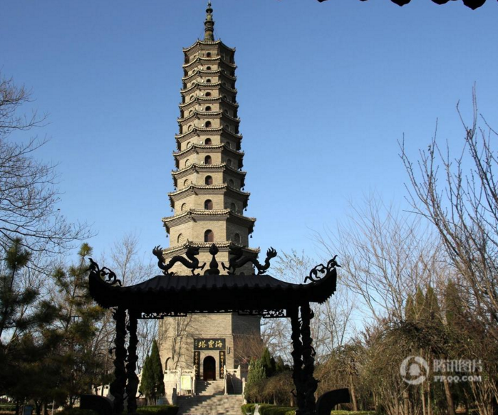 　　史料记载，海丰塔，史称唐塔，原名大觉寺塔，始建于唐贞观十三年（公元639年），碑记为“尉迟敬德监建”，距今已1300多年。原塔为八角密檐式砖石结构，青砖到顶，飞檐挑角，角系铜铃，塔身13级，第一级南北各一门，其上每一级一南门，顶有相轮，全塔高约36米。1992年9月重建后的海丰塔竣工，位置在唐塔旧址以北50米处。新塔为八角楼阁式，共13级，高42米。