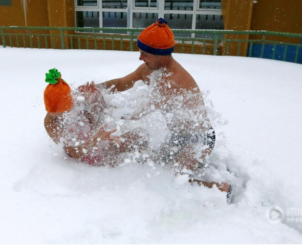 　　人们在雪地中嬉笑打闹。