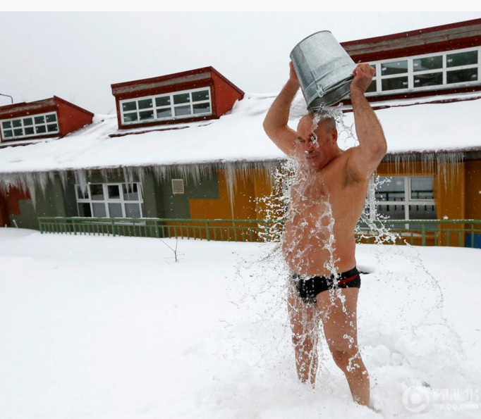 　　民众零下5℃的雪地中冰桶挑战。