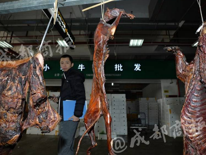 　　“猫肉肉质好，当成兔肉卖的话，用四分之一的量就够了。”黄平富向成都商报记者推荐。之后，他又压低声音：“不过成都不准卖这个（猫肉），我们自己经常吃。凉拌、炒回锅都好吃，以前我开羊肉馆的时候，搭着干锅卖，用猫肉当兔肉卖，很多人都喜欢吃。”他说，已经被去皮的猫个头与兔子相似，“把头去掉，再剁成块，没人能分出来。”由于价格相对便宜，有的餐饮商家把猫肉用来替代兔肉，甚至用来当作野味卖给消费者。黄平富出售的新鲜现杀猫肉10元钱一斤，价格比市场上的兔肉低5至10元一斤。