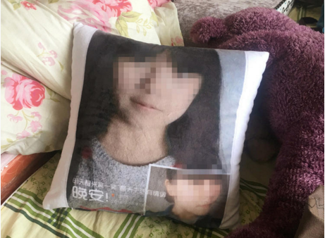 　　贵阳女大学生退学后烧炭自杀，死前QQ留言“只有两天了”。 11月28日早上，在贵阳市白云区金园路附近的家中，48岁的汉子王佳福眼泪一下子就流了下来，他们最疼爱的四女儿小芹（化名），选择了烧炭自杀的方式离开了这个世界。小芹生前住的床上，还放着印有自己头像的抱枕。