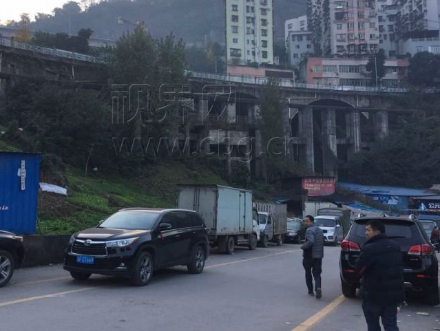 　　下午五点钟，该男子的遗体仍然留在现场，并没有见到该男子的任何家人前来，几位民警在现场维持秩序。