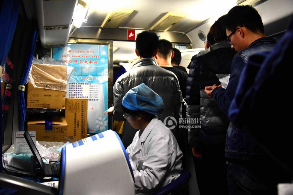 当天累计有130余人次献血，献血量达45000ml。同学们纷纷表示，愿意为挽救别人的生命奉献自己的一份力量。图为排队等待献血的同学。