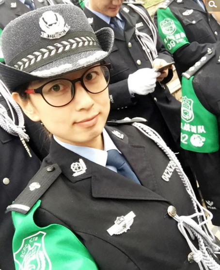 　　因为喜欢警察这一职业，王杰2012年大学毕业后报考了铁路公安并选择了特警岗位，凭着刻苦训练和良好的身体素质，参加工作不到一年就在全国铁路公安警务实战教官大比武中获得女子全能枪手比赛项目第一名。一年内，她两次被授予个人三等功。