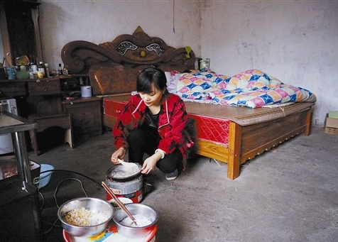 　　广西灌阳县水车乡官庄村拐口屯，有一对特殊情侣——村民蒋鹏飞在一次意外事故中受伤变成了植物人，未婚妻廖明佩不离不弃，一直悉心照顾蒋鹏飞及其全家，独自挑起了养育女儿的重担。廖明佩说，2009年在百色市打工时，她和蒋鹏飞由相识、相知到相爱。没想到，祸从天降，2015年8月2日晚，蒋鹏飞搬运机械时，不慎被滚落下来的金属块砸破头，颅脑严重损伤，花费了20多万元仍无好转，不幸变成了植物人。至今，家里还欠外债12万多元。