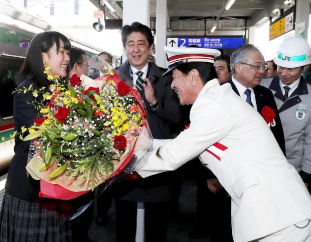 　　安倍晋三造访当地，视察灾后重建情况。