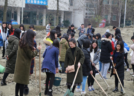 　　2016年12月13日，四川成都，随着课间铃声一响，四川大学锦城学院的学生们便来到了学校农场边，这次他们的课程不是测量而是种田。为了培养学生吃苦耐劳的品性，该校将农场搬到了校园里，将“种田”设置为学生们的必修课，要求学生亲自下田种地挣学分。据悉，四川大学锦城学院自2006年起，便开设了这门特殊的“种田”课程，要求每位在校生必须在农场里修满40个学时、总计两个学分的劳动课，才能毕业。