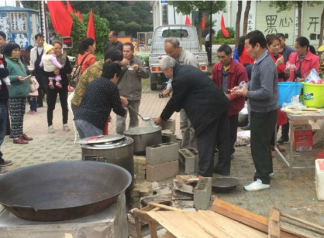 停水停电成常态 业主楼下劈柴煮饭