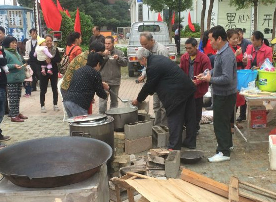 　　据广西电视台《新闻在线》官微报道，12月14日中午，南宁市新阳国际小区的业主们也在楼下搞了个野炊，不过他们可是一点都高兴不起来，因为野炊的原因是小区又停电停水了。