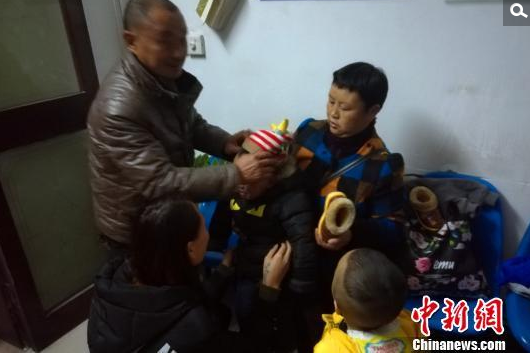 　　宜昌市夷陵区一27岁男子刘杰(化名),沉迷于赌博,先后毁掉两段婚姻,两个分别为三岁、一岁半的儿子都由其年迈的父母照管。近日,刘杰为了筹集赌资,竟将一岁半的小儿子卖到襄阳,换来35000元。经民警侦查，成功破获这起罕见的拐卖儿童案，并将被拐幼儿解救。