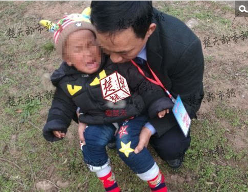 　　刘杰一家经济条件还不错,在房屋拆迁后,他们得到了一笔拆迁款。刘杰结婚时,父母为他买了辆20多万元的车,不久就被刘杰变卖、赌博输光,妻子也与他离了婚；刘杰随后再婚,但恶习难改,半年又输了十多万。今年10月,恨铁不成钢的第二任妻子也和刘杰离了婚。没有经济来源的刘杰,萌生了卖儿子的想法,他在网上搜索相关收养信息,联系上了五个“客户”,并最终选择了襄阳市南漳县的一个家庭。刘杰开价5万,通过讨价还价,卖子价格最终定为35000元。