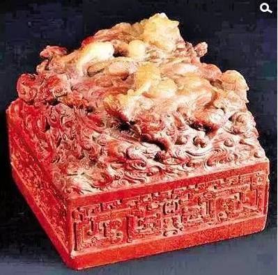 　　这件18世纪的玉玺用粉红色的玉石制作，上面雕刻有龙的造型，非常珍贵和罕见。19世纪末期，一位年轻的法国海军医生在中国得到了这件玉玺。之后，这件玉玺便一直由这个家族保存。