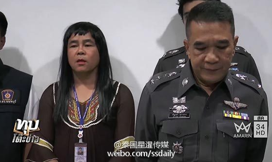 　　当地一名警察为尽快破案，化妆成为女市民，在路中闲逛，最终抓获两名抢劫犯。