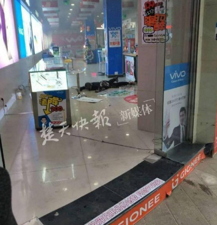 　　20日凌晨，胡某在其亲属陪同下向公安机关投案。经查，胡某（男，36岁，城关镇人）与王某（女，32岁，城关镇人）因发生情感纠葛，19日下午，胡某携带从摩托车油箱内放出的汽油，到万山路联通4G旗舰店内找到王某，将汽油泼洒到王某身上点火后逃离现场。