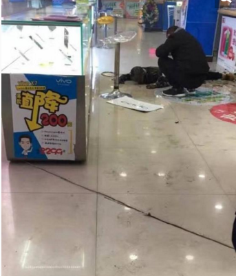 　　目前，案件正在侦办中，伤者正在治疗中。