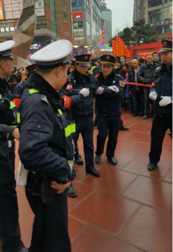 　　闻讯赶来的队友们将他送上警车去医院救治，现场引起众多市民围观。