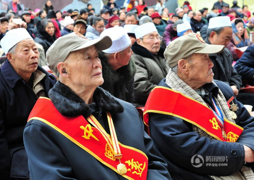 　　2017年1月16日，四川绵阳盐亭县举办第三届民间“敬老孝亲”节，200余对结婚四十年以上的老年夫妻及抗战老兵、农村孤寡老人，共计500多人齐聚一堂，接受晚辈们的新年祝福，并收到了大米、食用油、毛毯等新春礼物，开开心心过新年。